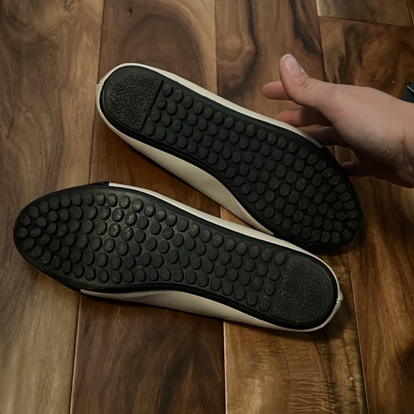 New -never worn matte cream with shiny black toe and bow flats - Picture 3 of 4